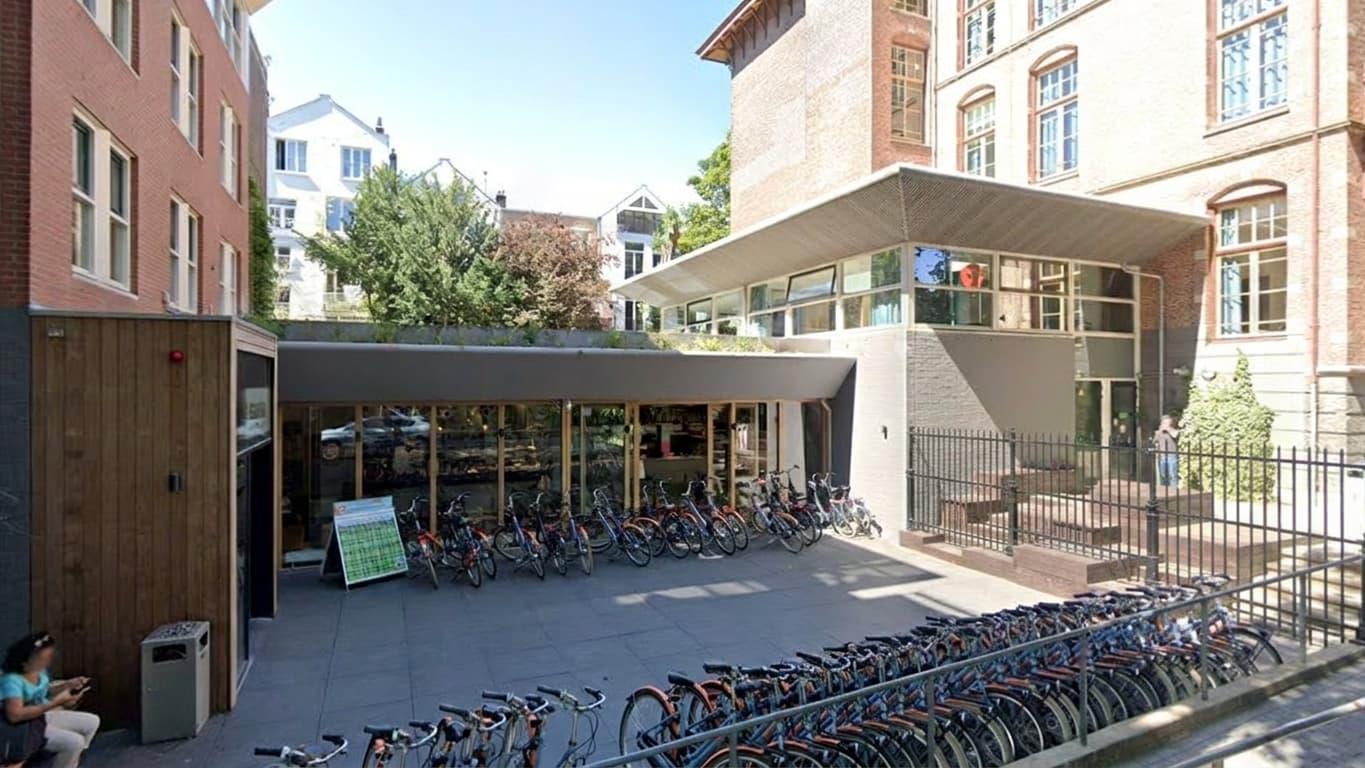 Roeien in de gracht — de gracht zelf