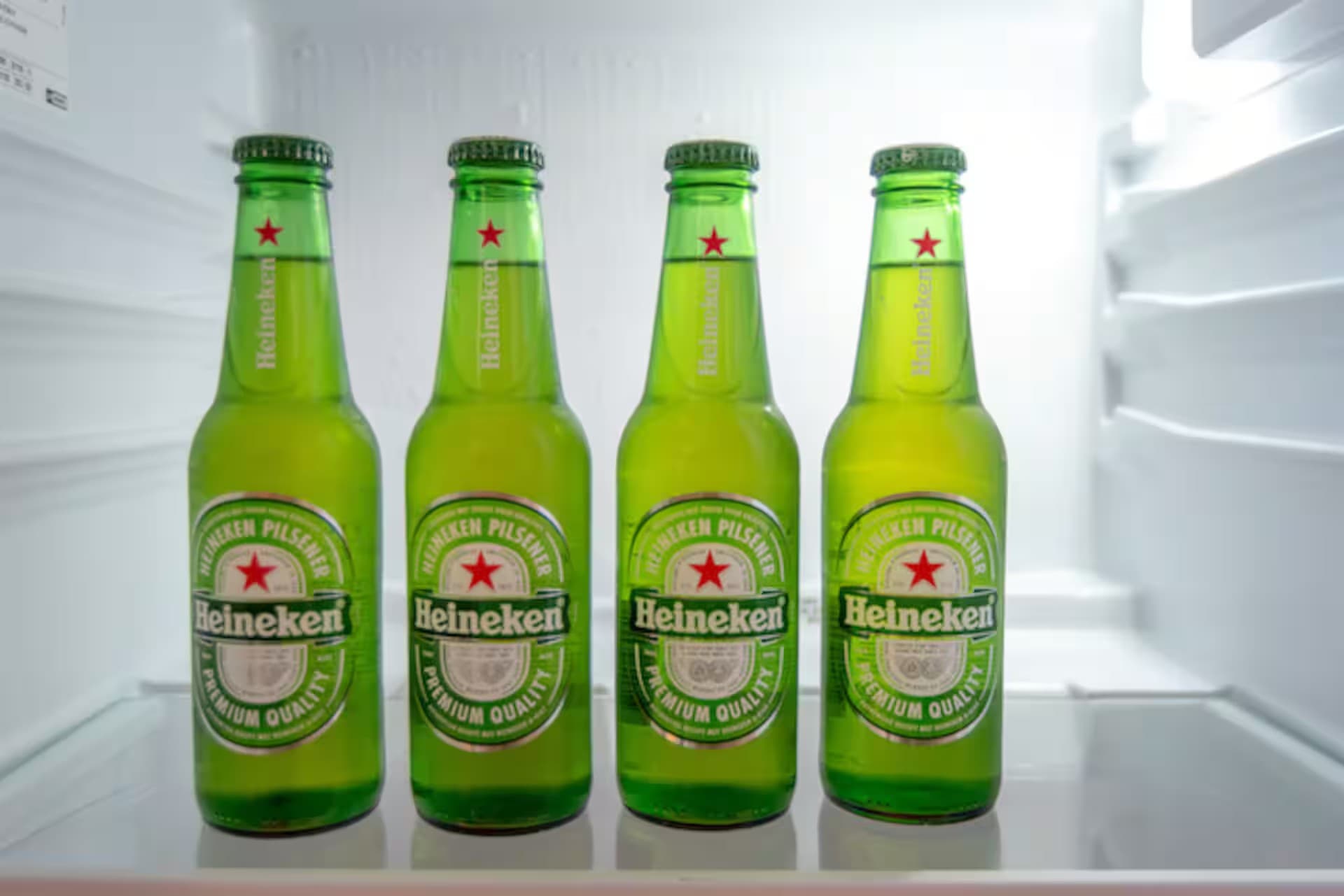 Love Suite — detail van mini-koelkast met vier Heineken-flesjes als welkomstgeste