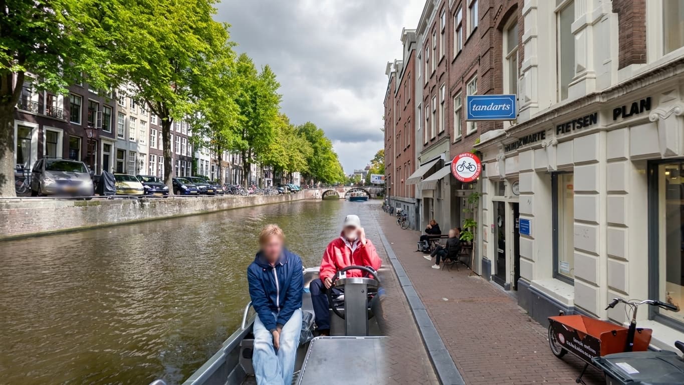 De buurt — gracht met fietsen rondom Het pand