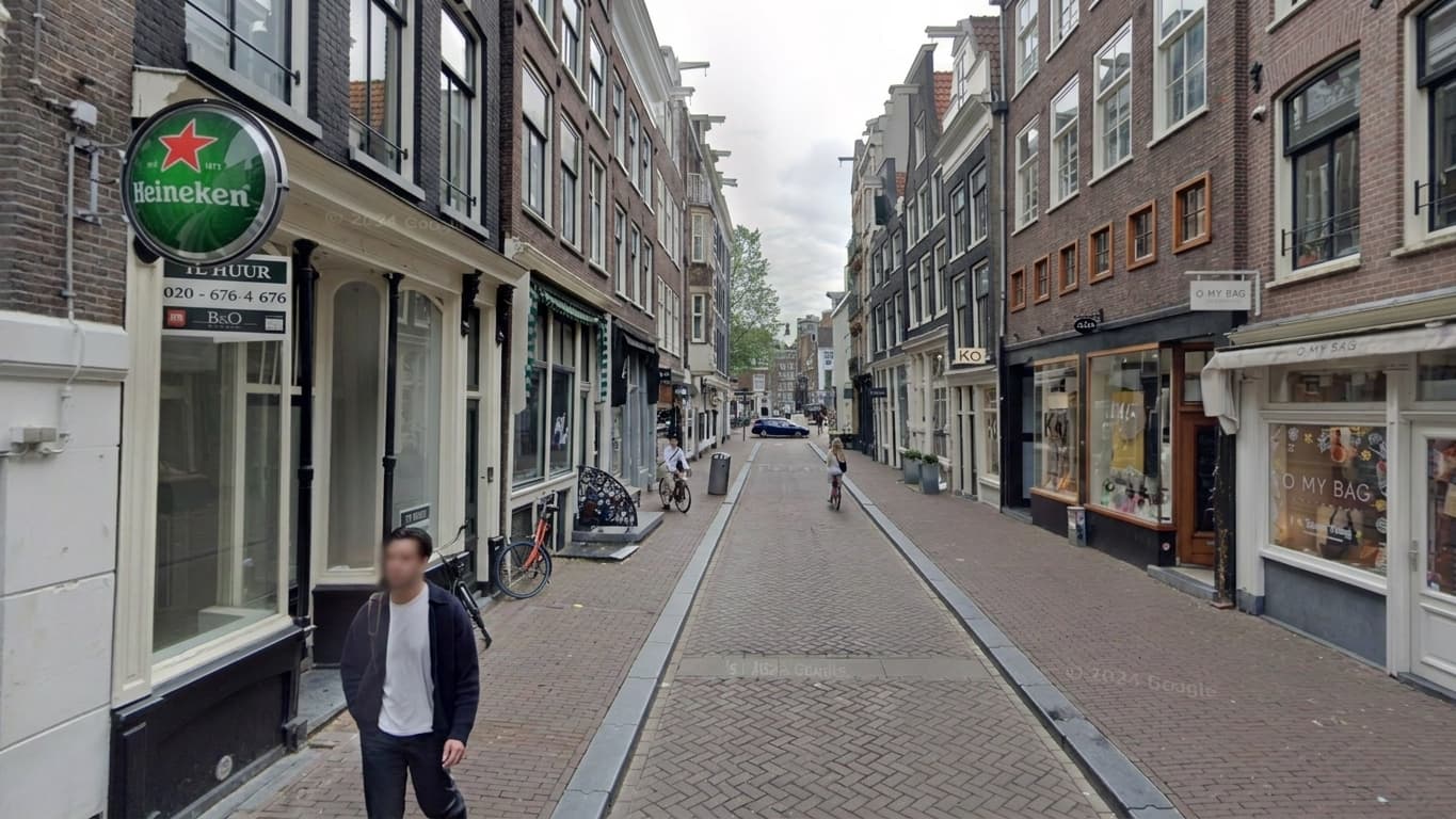 Ochtendlicht over de gracht — de buurt wordt wakker